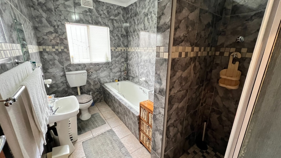4 Bedroom Property for Sale in Langenhovenpark Free State